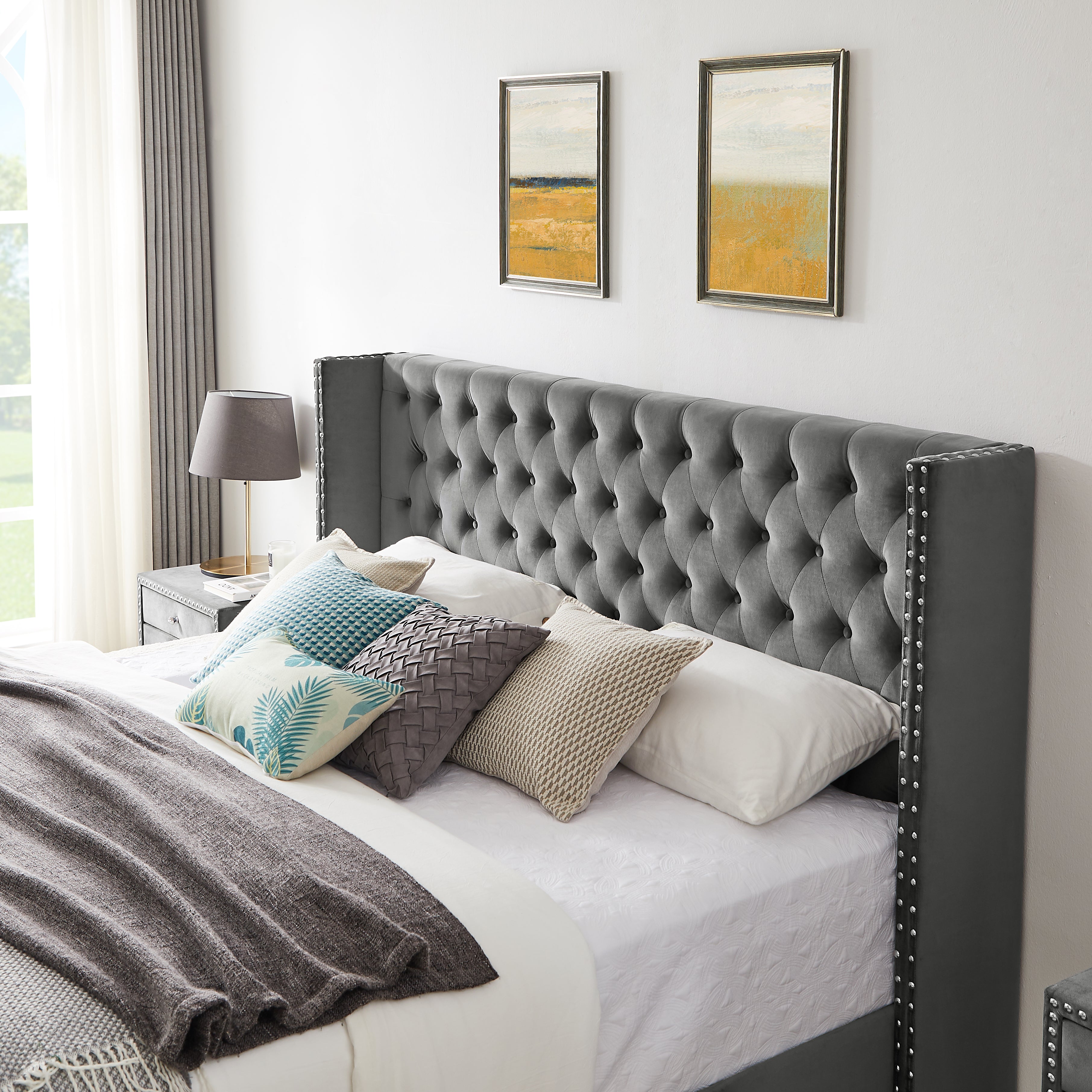 Reale Eleganza: Letto King B100S con Comodino e Testiera Imbottita dal Design Esclusivo