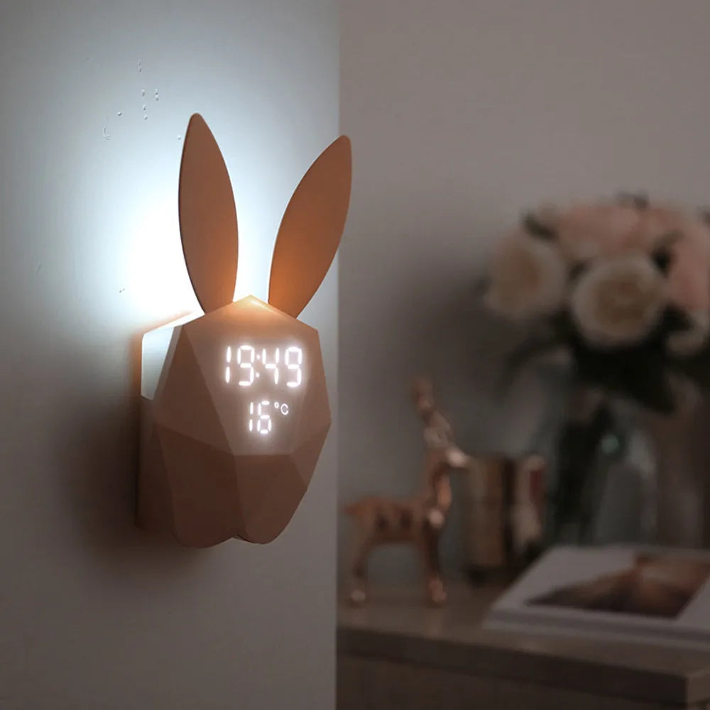 "BunnyTime™ - Sveglia Digitale a Forma di Coniglietto con Luci LED e Controllo Vocale"