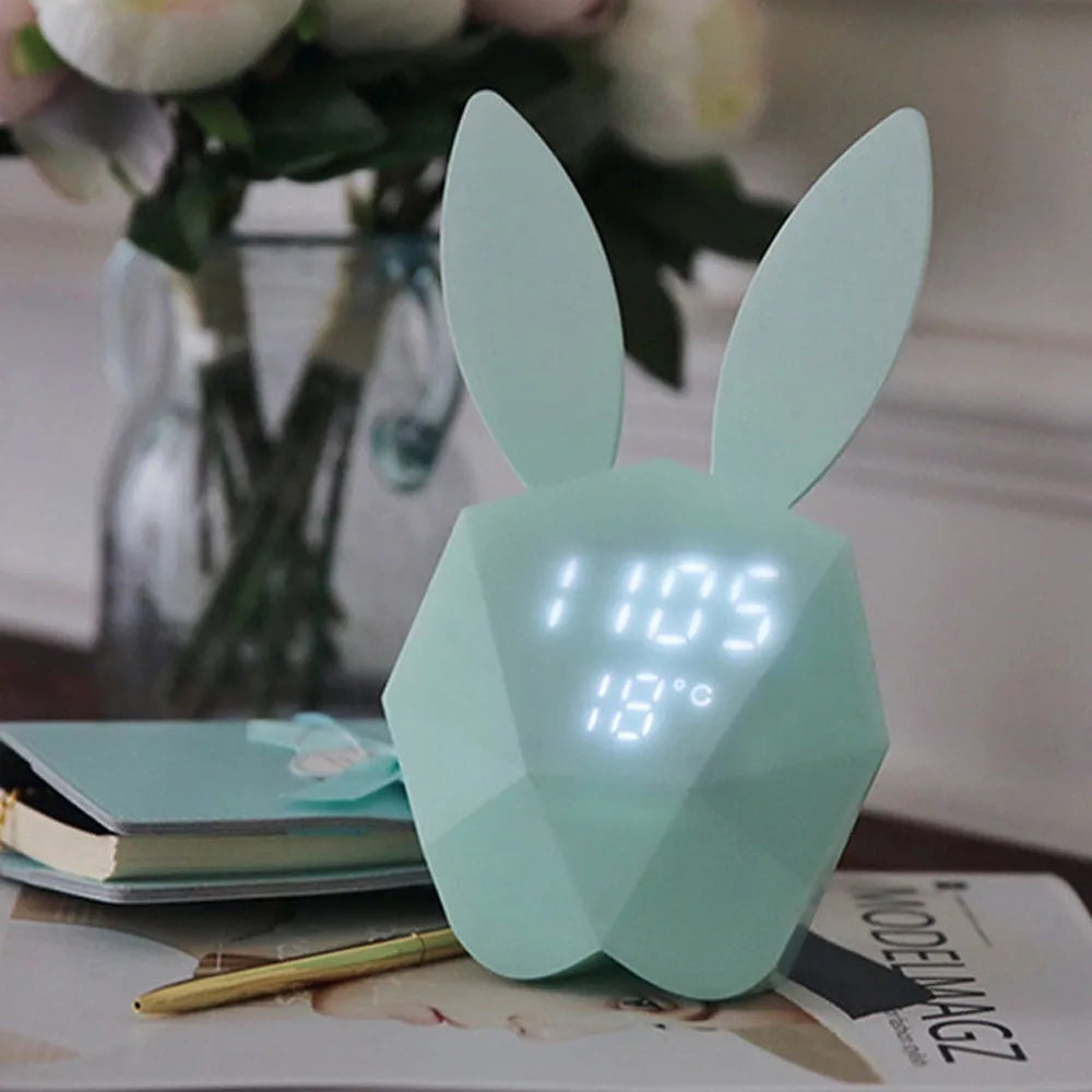 "BunnyTime™ - Sveglia Digitale a Forma di Coniglietto con Luci LED e Controllo Vocale"