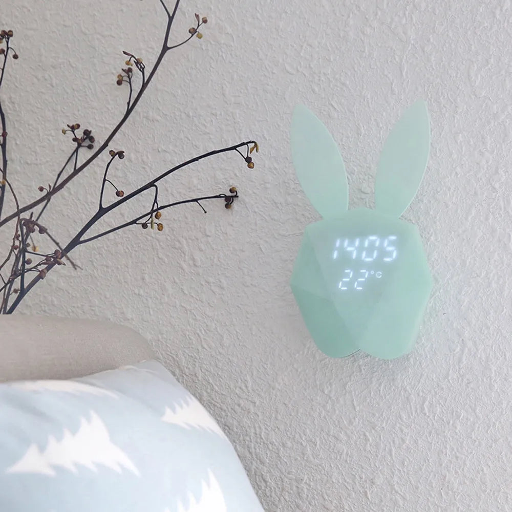 "BunnyTime™ - Sveglia Digitale a Forma di Coniglietto con Luci LED e Controllo Vocale"