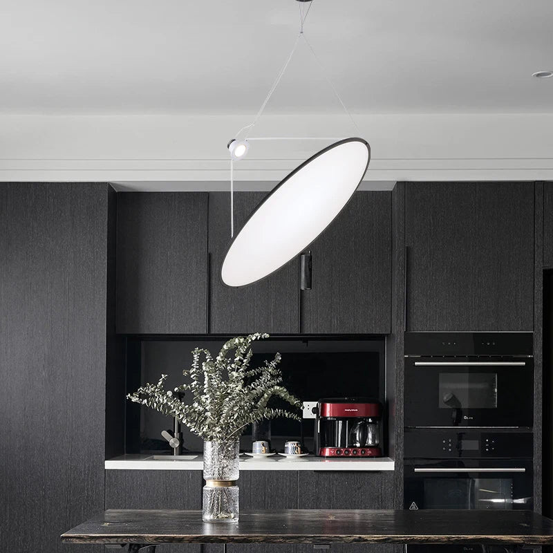 Eleganza Contemporanea con una Lampada a Sospensione di Design