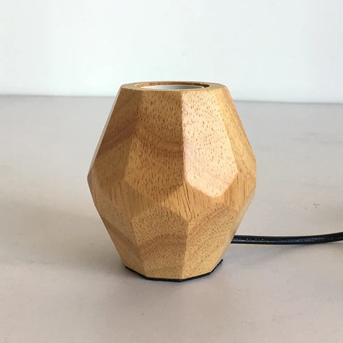 Fascino Retrò con Lampada da Tavolo Poliedro