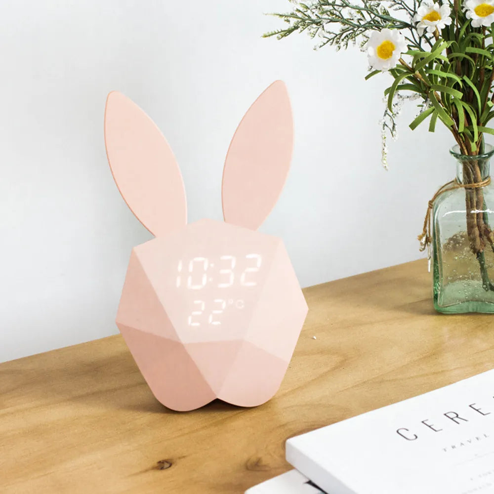 "BunnyTime™ - Sveglia Digitale a Forma di Coniglietto con Luci LED e Controllo Vocale"