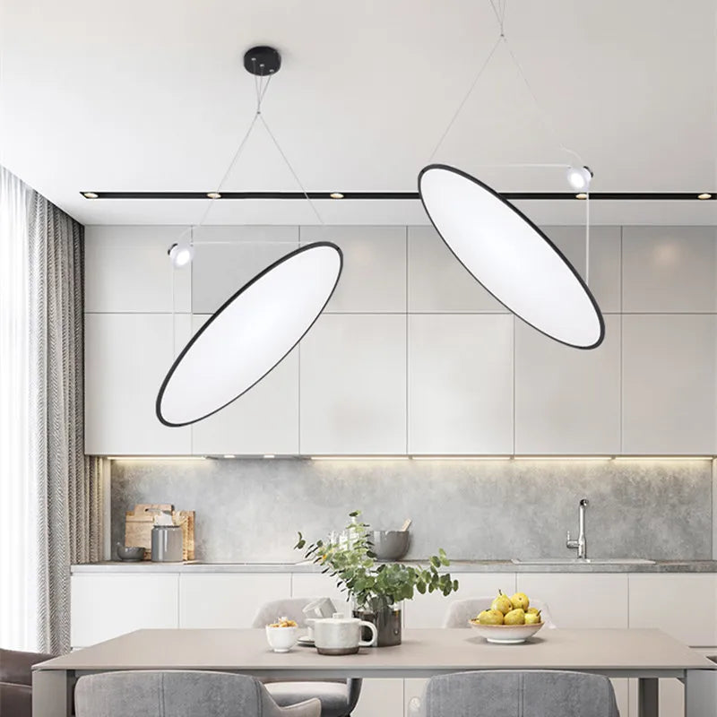 Eleganza Contemporanea con una Lampada a Sospensione di Design