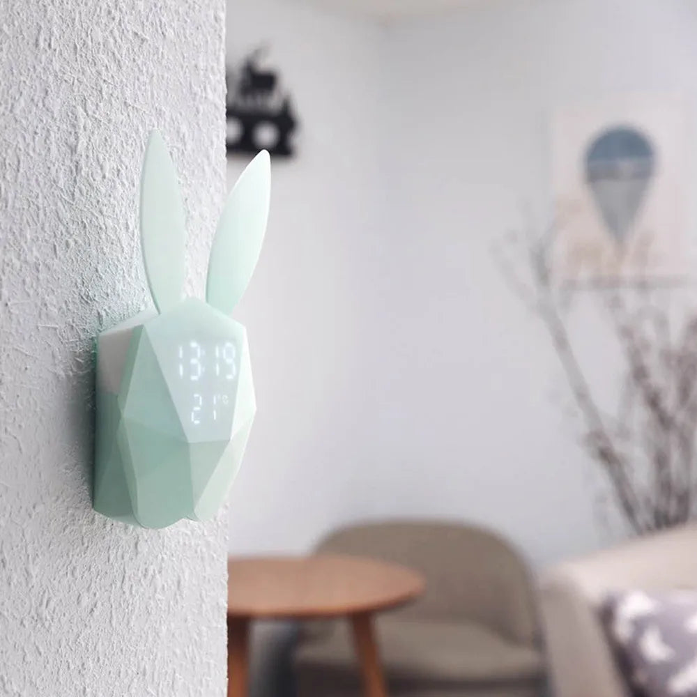 "BunnyTime™ - Sveglia Digitale a Forma di Coniglietto con Luci LED e Controllo Vocale"