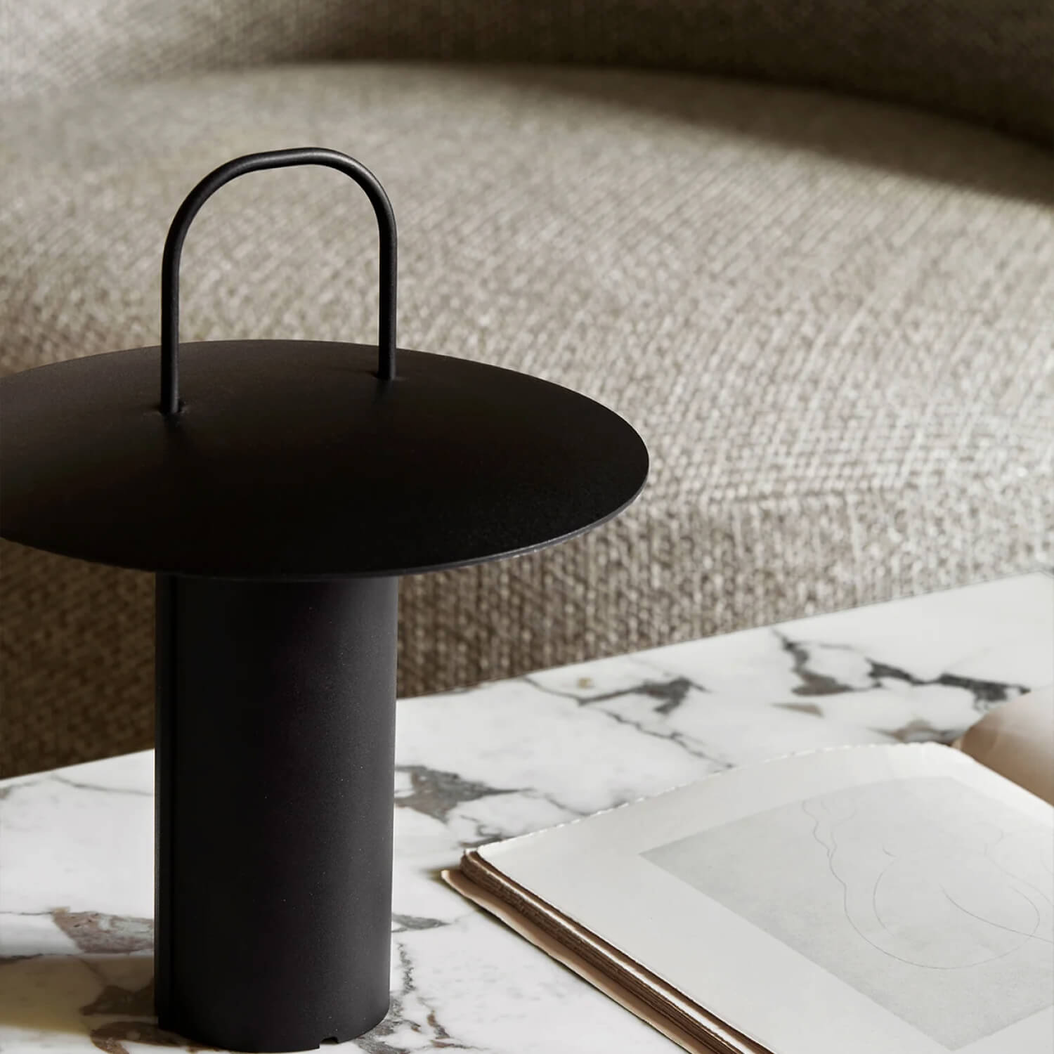 Lampada da Tavolo Ricaricabile USB: Illuminazione Elegante e Funzionale per Ogni Occasione