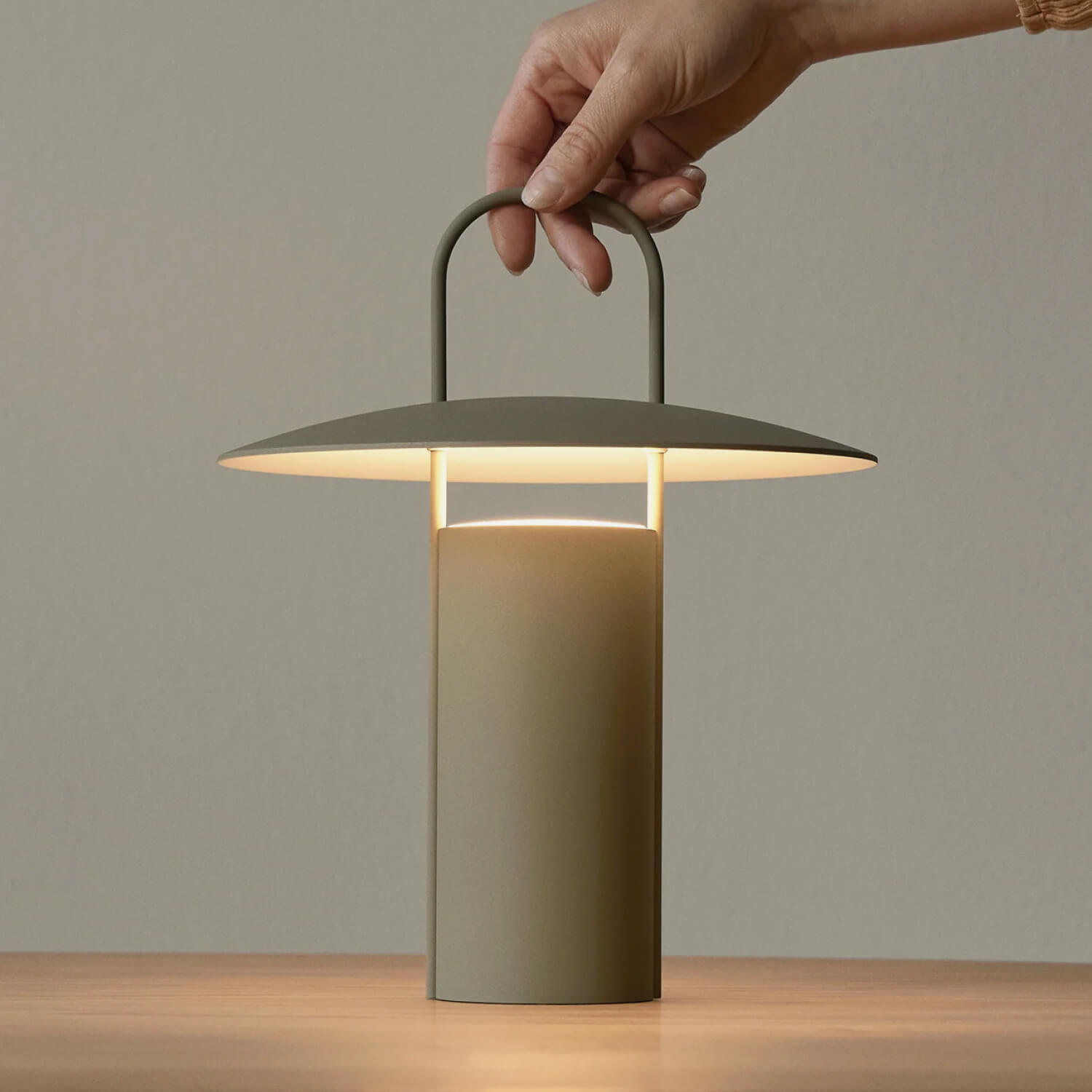 Lampada da Tavolo Ricaricabile USB: Illuminazione Elegante e Funzionale per Ogni Occasione