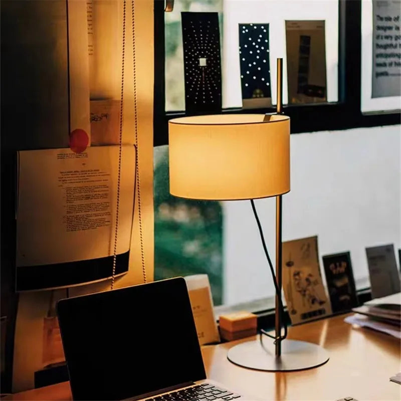 Eleganza Minimalista con una Lampada da Terra in Stile Wabi-Sabi