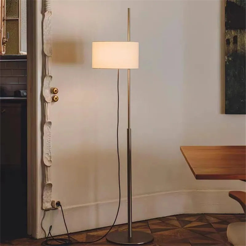 Eleganza Minimalista con una Lampada da Terra in Stile Wabi-Sabi