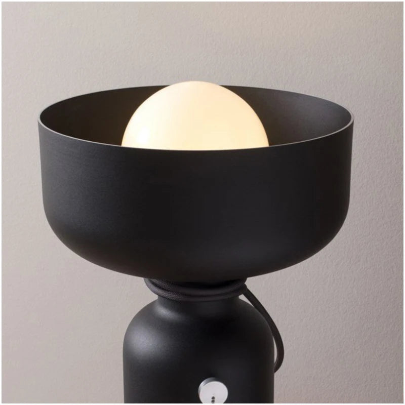 Raffinatezza Moderna con Lampada da Scrivania Iron Art