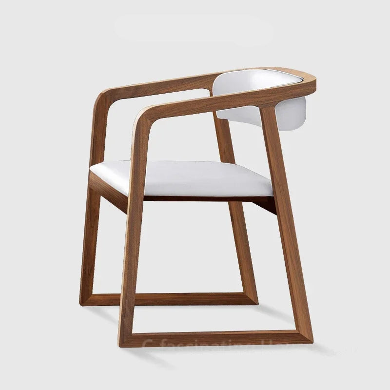 Eleganza Naturale con Poltrona in Legno Massello
