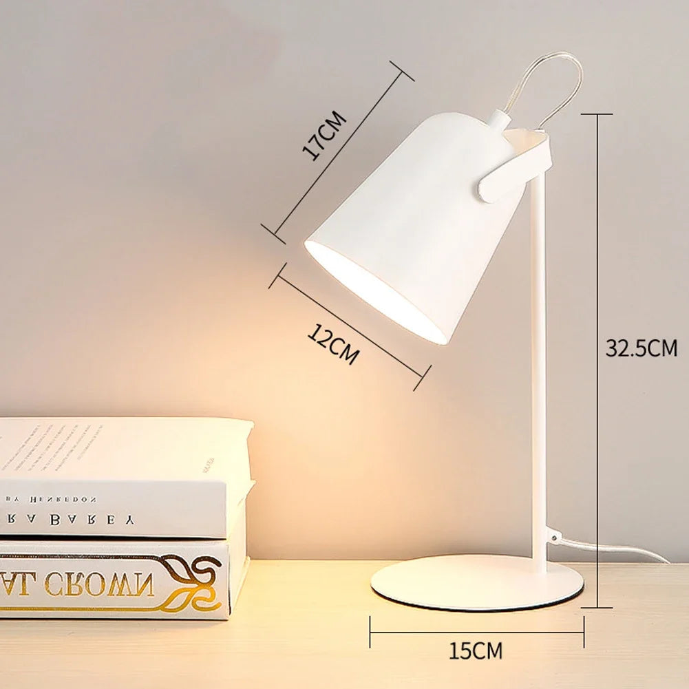 Illuminazione Elegante con Lampada da Tavolo Nordica in Metallo