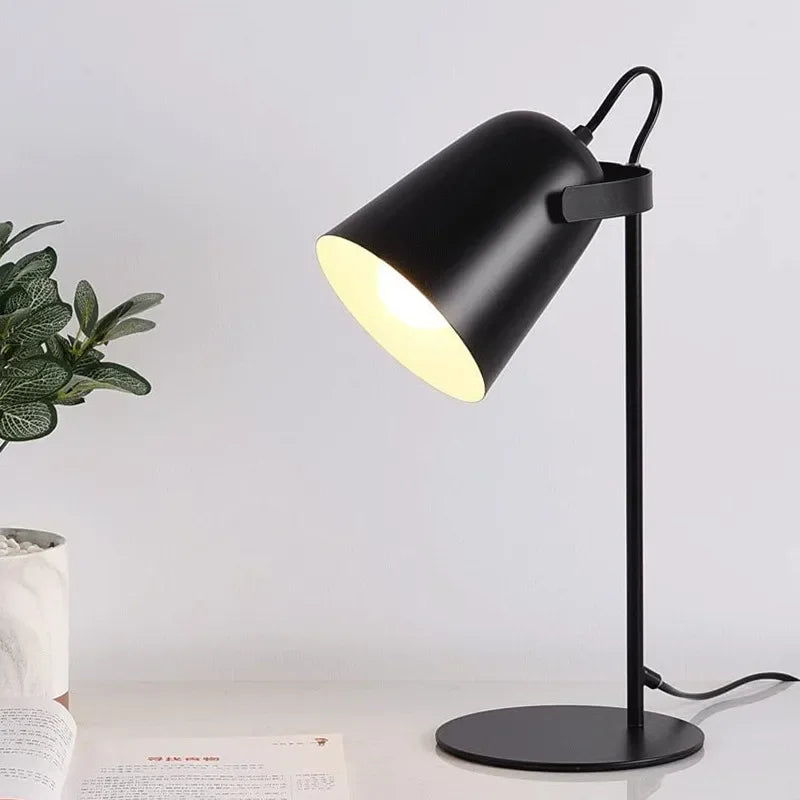 Illuminazione Elegante con Lampada da Tavolo Nordica in Metallo