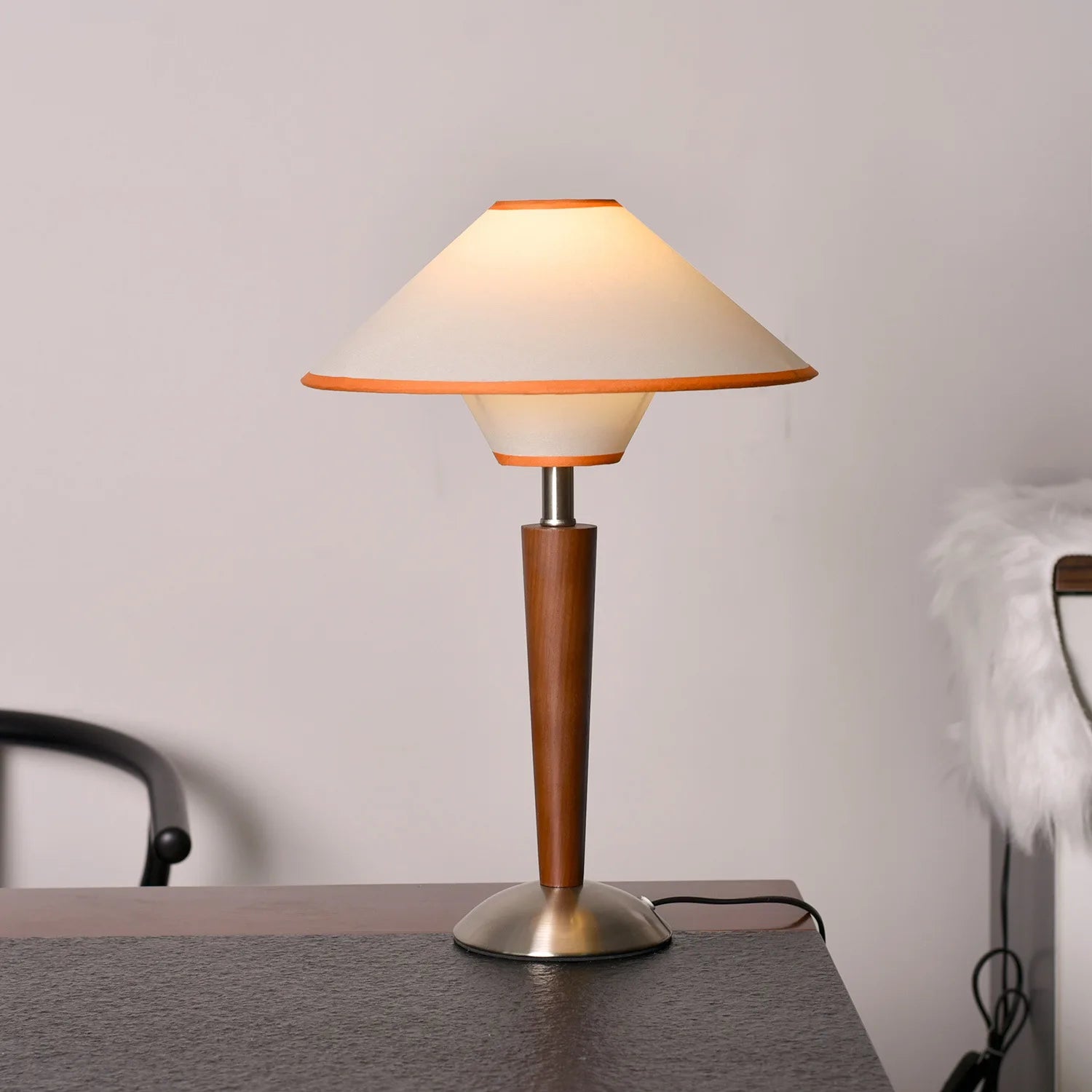 Eleganza Contemporanea con Lampada da Tavolo in Legno e Tessuto