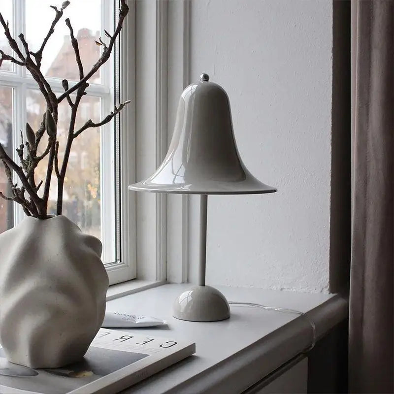 Eleganza Danese con una Lampada da Scrivania