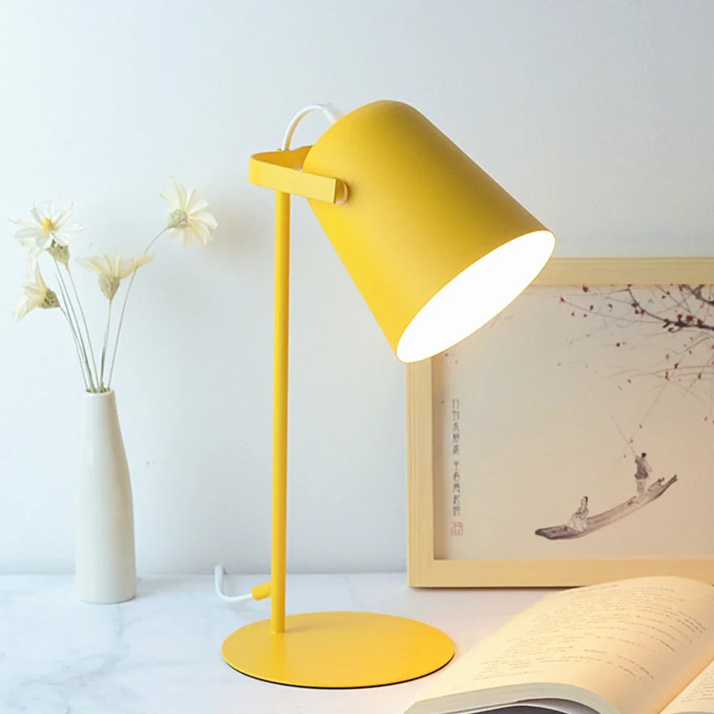 Illuminazione Elegante con Lampada da Tavolo Nordica in Metallo