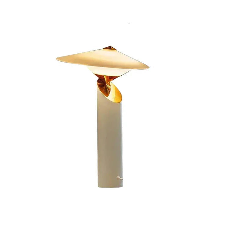 Eleganza senza Tempo con una Lampada da Tavolo Italiana