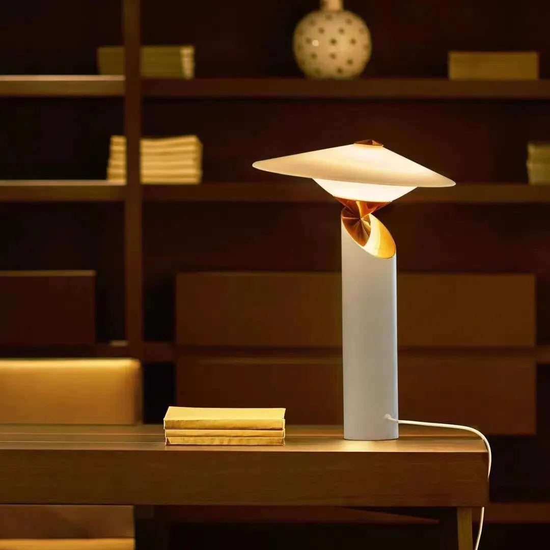 Eleganza senza Tempo con una Lampada da Tavolo Italiana