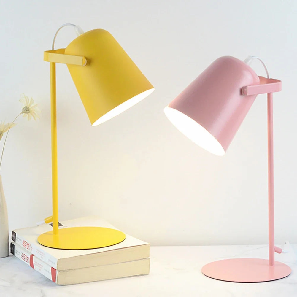 Illuminazione Elegante con Lampada da Tavolo Nordica in Metallo