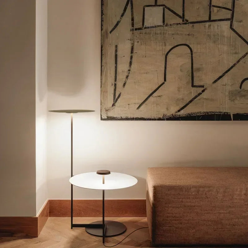 Stile Nordico con Lampada da Terra di Design Spagnolo