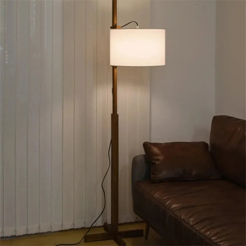 Eleganza Minimalista con una Lampada da Terra in Stile Wabi-Sabi