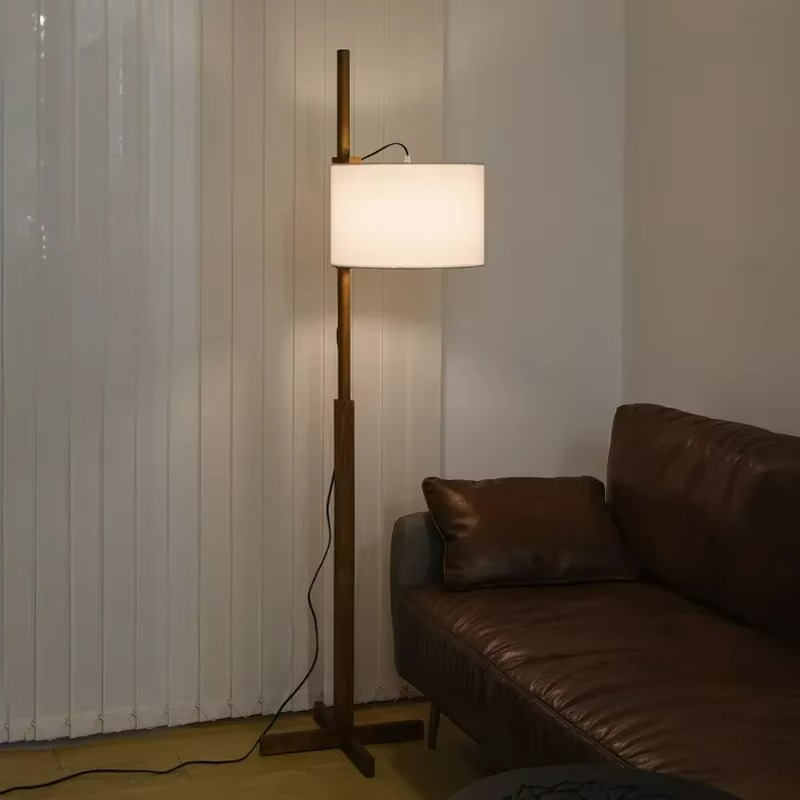 Eleganza Minimalista con una Lampada da Terra in Stile Wabi-Sabi