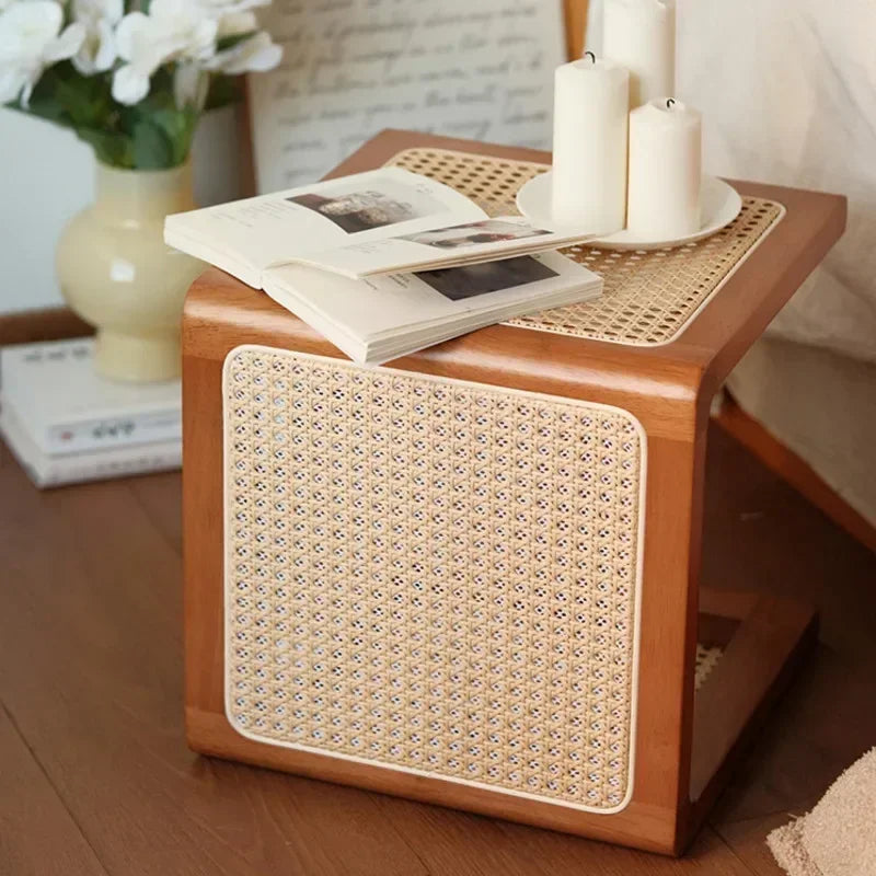 Eleganza Classica con il Tavolino in Legno Massello e Rattan