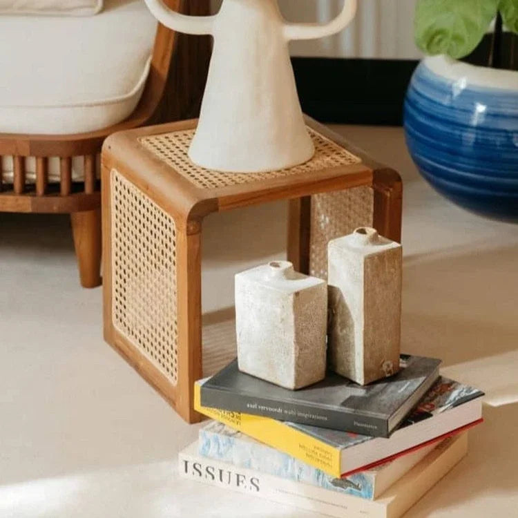 Eleganza Classica con il Tavolino in Legno Massello e Rattan