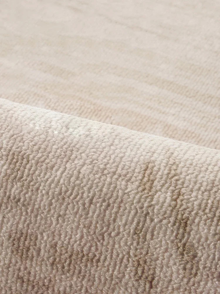 Tappeto Astratto a Strisce Marroni - Eleganza e Comfort per Ogni Stanza