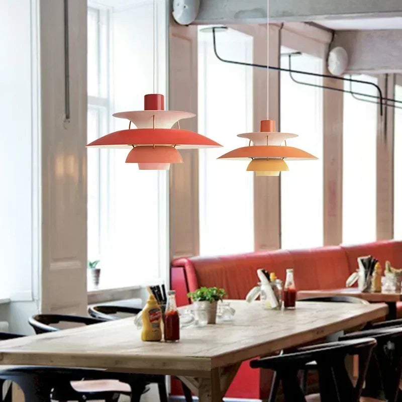 Eleganza Colorata con Lampade a Sospensione di Design Danese