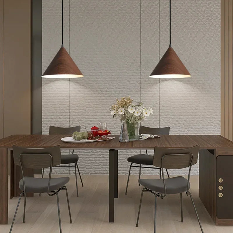 Eleganza Retrò con Lampada a Sospensione in Color Noce