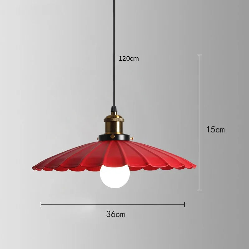 Fascino Industriale con la Lampada a Sospensione Retrò Rossa