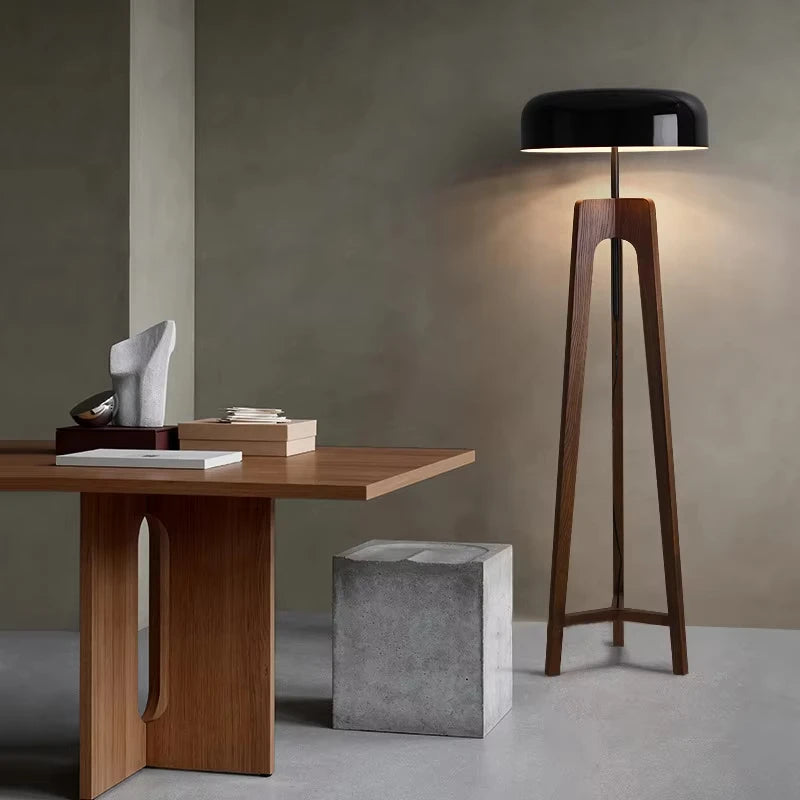 Lampada da Terra in Legno Massello di Noce - Eleganza Retrò per Ambienti Moderni