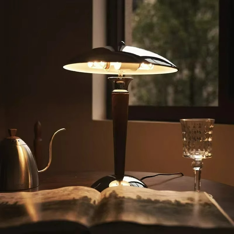 Eleganza Retrò con Lampada Wabi-Sabi