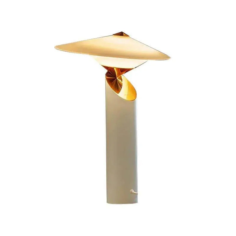 Eleganza senza Tempo con una Lampada da Tavolo Italiana