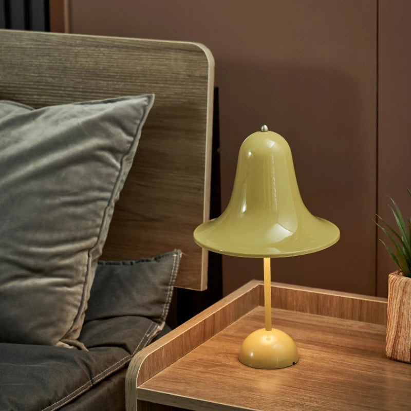 Eleganza Nordica con Lampada da Tavolo a Campana