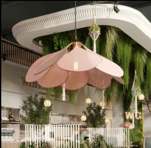 Lampadario a Fiori in Tessuto Artistico – Colore e Eleganza per i Tuoi Spazi