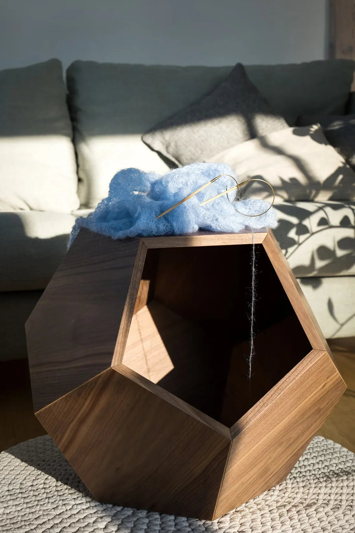 Letto per Gatti con Foro in Legno MDF: Design Geometrico e Funzionale per il Tuo Animale Domestico