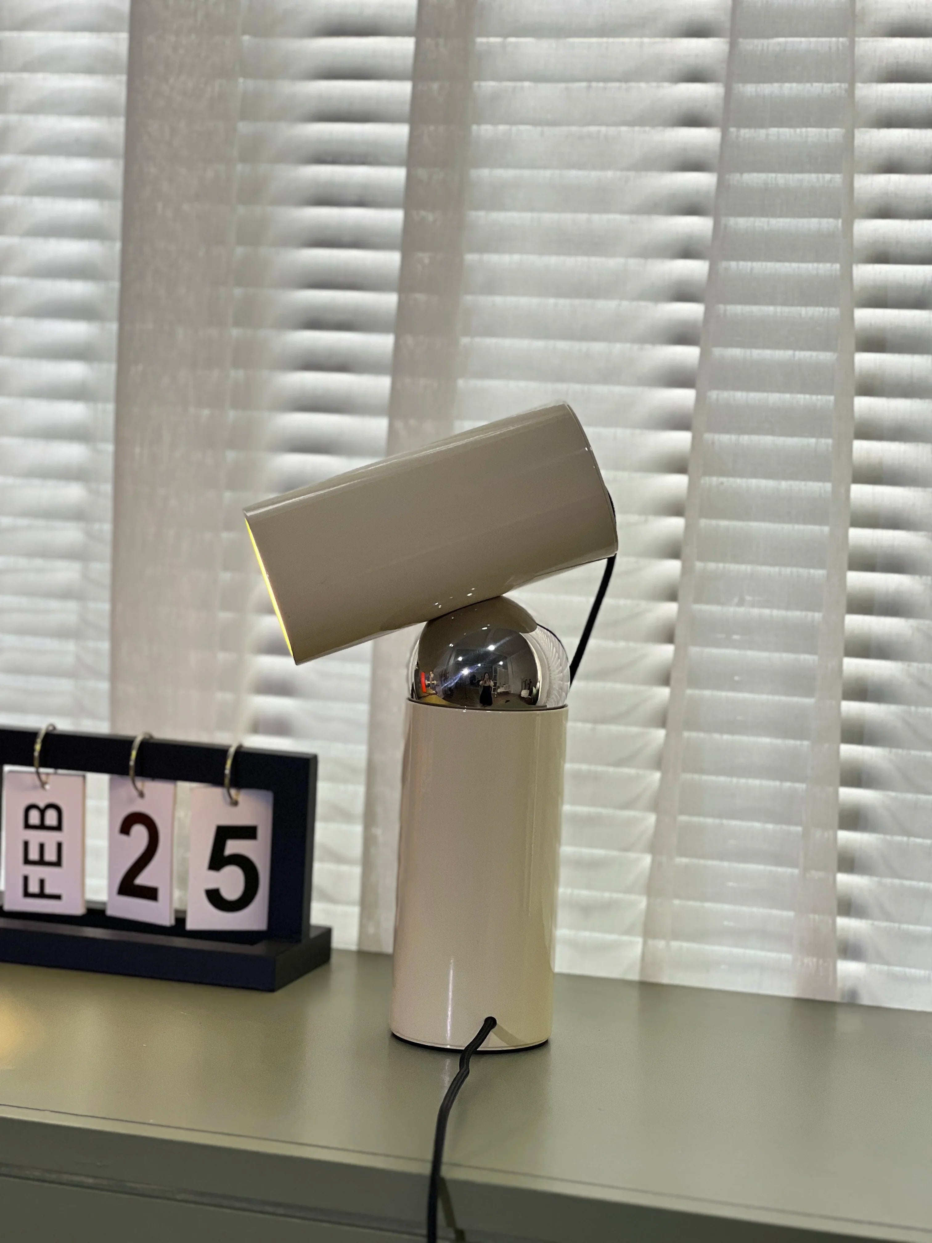 Stile Minimalista con Lampada da Scrivania a Connessione Magnetica