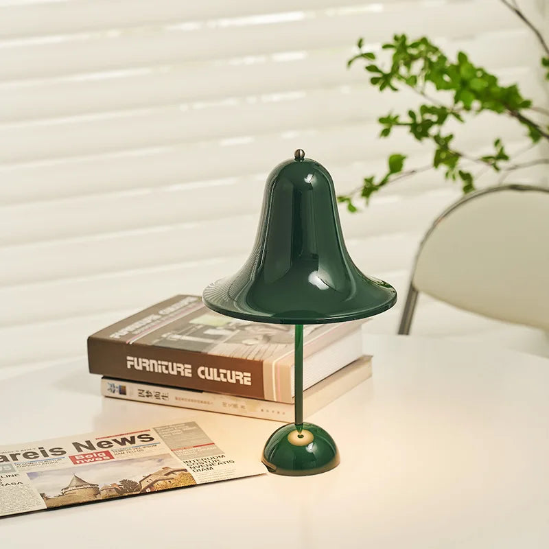 Eleganza Nordica con Lampada da Tavolo a Campana