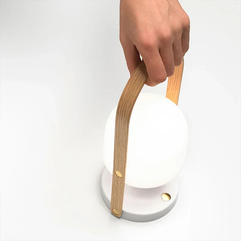Lampada da Tavolo LED in Ferro con Design Elegante: Luce Moderna Senza Confini