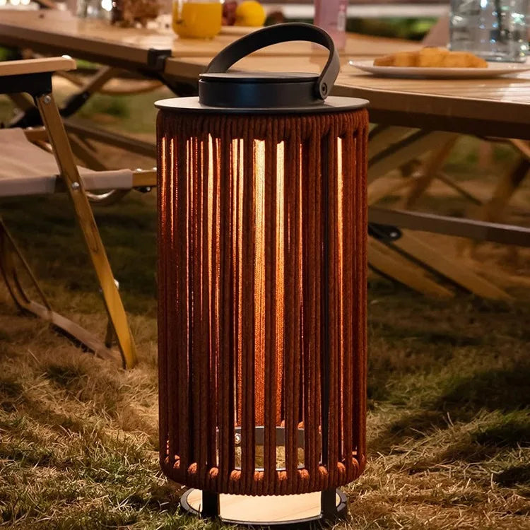 Eleganza Rustica con Luce Solare a Lanterna