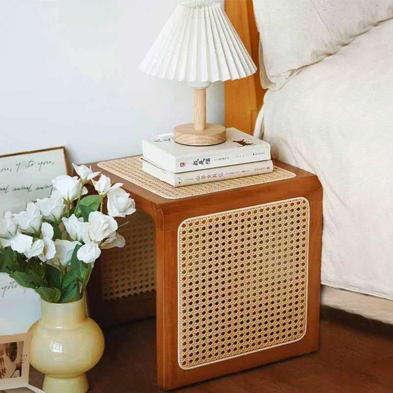 Eleganza Classica con il Tavolino in Legno Massello e Rattan