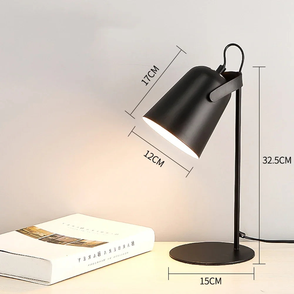 Illuminazione Elegante con Lampada da Tavolo Nordica in Metallo