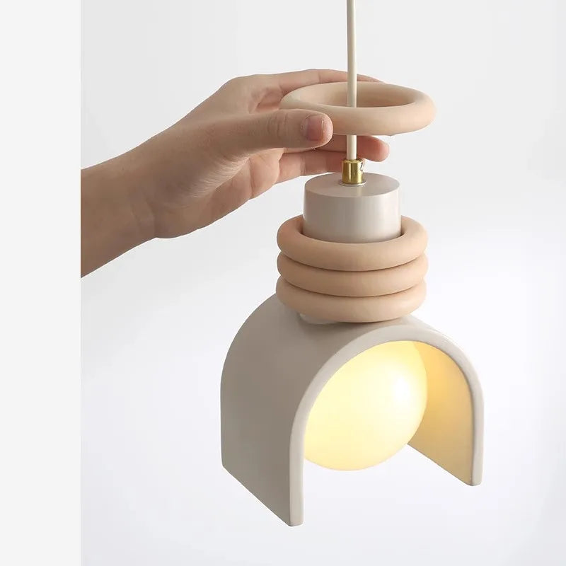 Lampada a Sospensione LED in Resina – Design Creativo e Illuminazione Regolabile