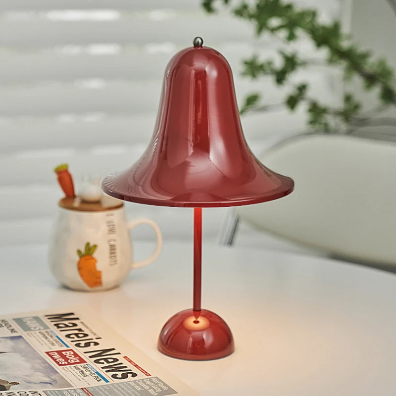 Eleganza Nordica con Lampada da Tavolo a Campana