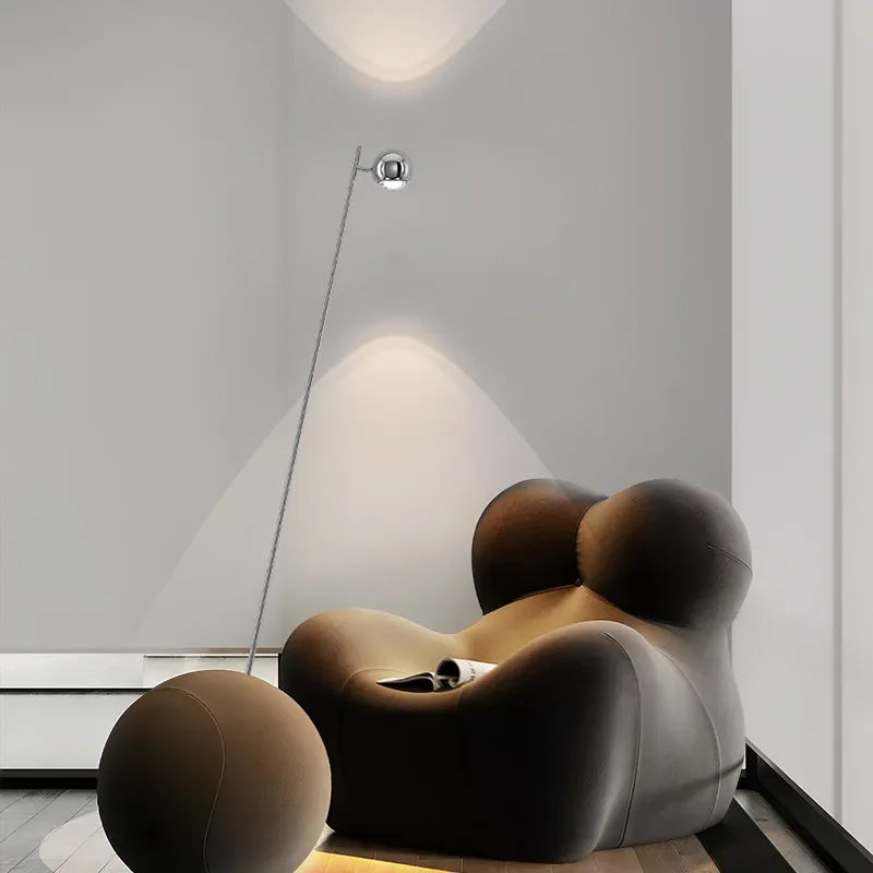 Raffinatezza Art Déco con una Lampada da Terra in Acciaio Inossidabile