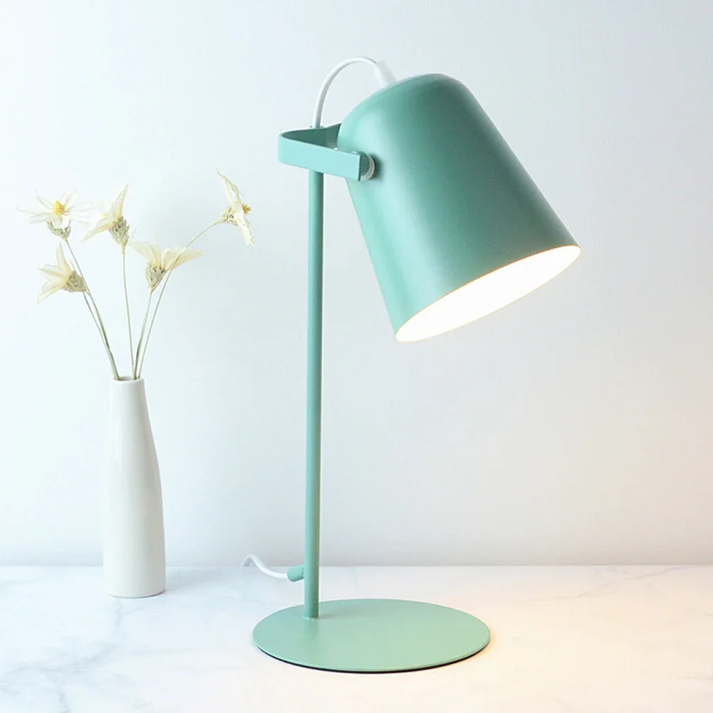 Illuminazione Elegante con Lampada da Tavolo Nordica in Metallo