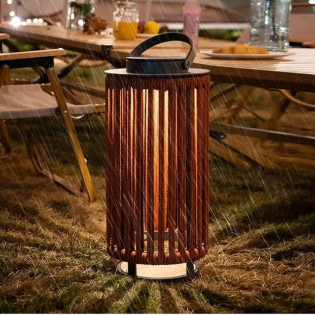 Eleganza Rustica con Luce Solare a Lanterna