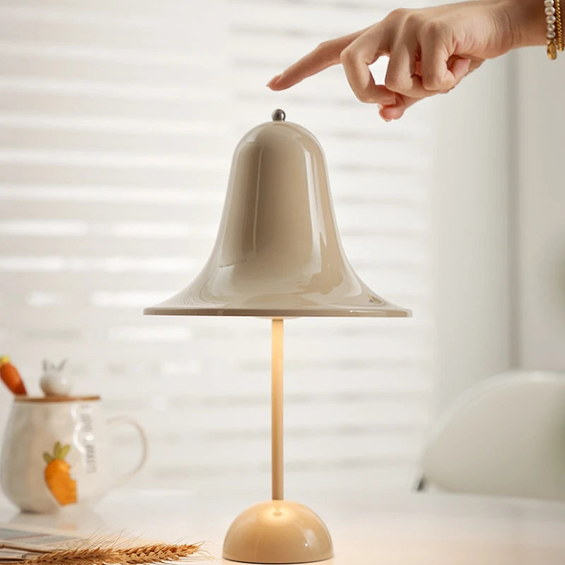 Eleganza Nordica con Lampada da Tavolo a Campana